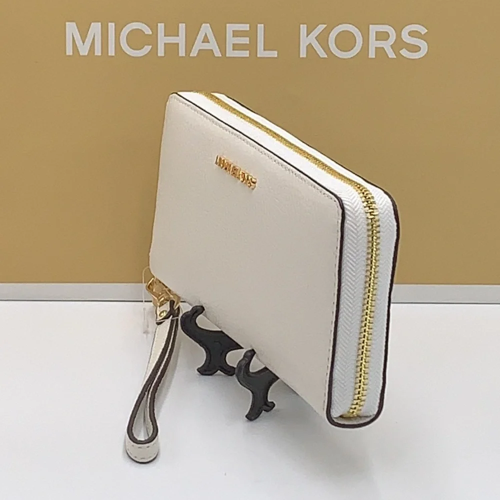 MICHAEL KORS LARGE TRAVEL CONTINENTAL WRISTLET WALLET OPTIC WHITE COLOR
NWT - Picture 10 of 16